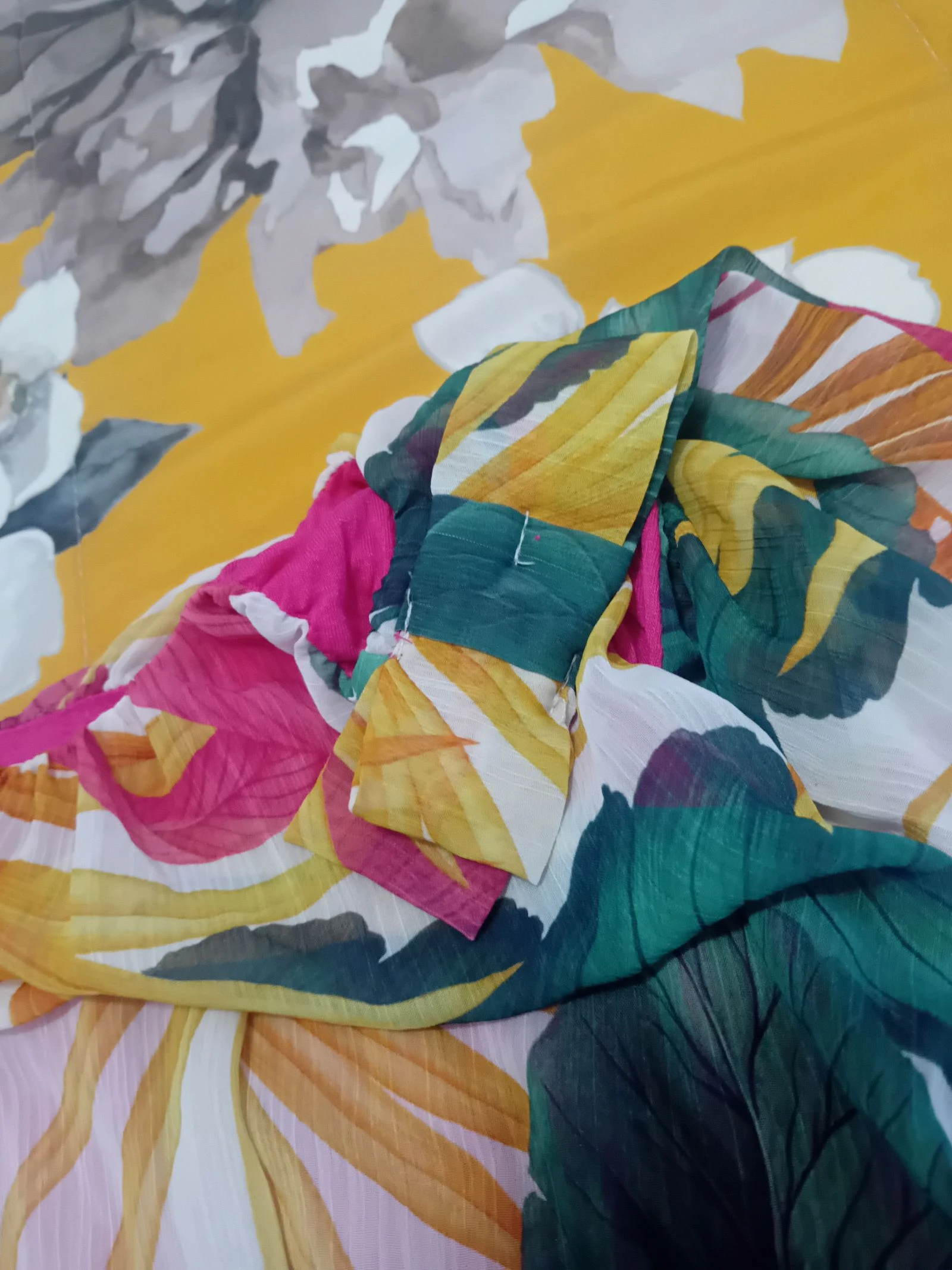 Bloes/tuniek met tropisch parelmoerpatroon en fuchsiaroodkoord – photo 3